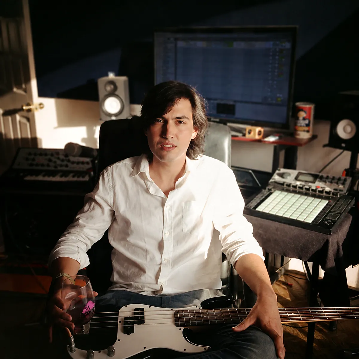 Bajo eléctrico en el estudio de Radio Tunco