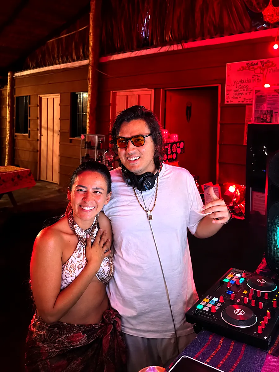 Pareja sonriendo en la cabina DJ de Radio Tunco